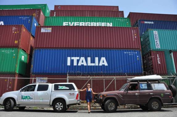 A Fiona e seu companheiro de conteiner na viagem para a Colômbia (no porto de Colón, no Panamá)